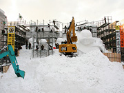 型枠の中に重機で雪を詰め込む様子はまるで工事現場です