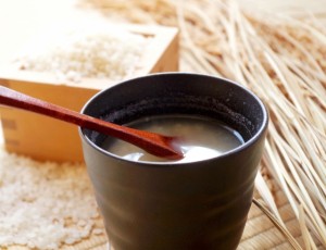 米麹で作る甘酒は、お米の持つ自然の甘みが最高です