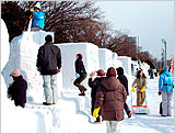一般市民も製作に参加でき市民雪像と呼ばれています