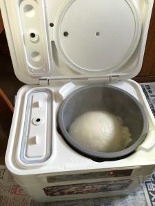 もち米を炊く前に、容器に水が入っているか必ず確認しましょう