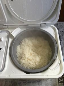 餅つき機は、もち米が炊き上がるとブザーで知らせてくれます