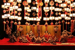 商店街にひな灯りがともされて、すごく幻想的風景です
