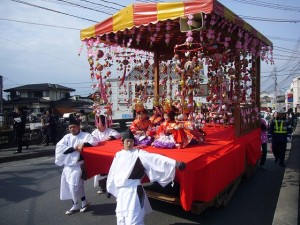 お雛さまに仮装した女の子たちが山車に乗ってパレード