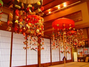 酒田市では傘に天幕を張り糸をかけて布製人形をつるす