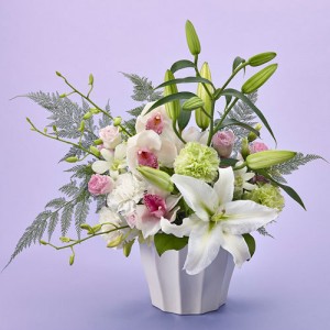 お供え花を購入する時の値段は5千円が目安ですよ。