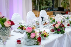 結婚式など公式の場に出る時はノーメイクでは失礼です
