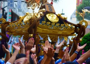 浅草寺の裏には100基ものお神輿が集結しています!