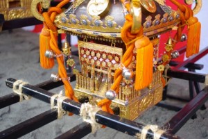 浅草三社祭では、お神輿を荒荒しく振り回すのが恒例です