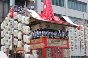 二日間で宵山・屋台・山鉾巡行・神幸祭を全て堪能できる